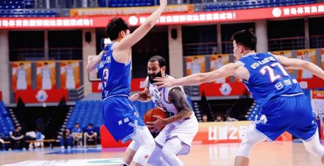 青岛力克北控暴露战术短板，年轻球员表现引关