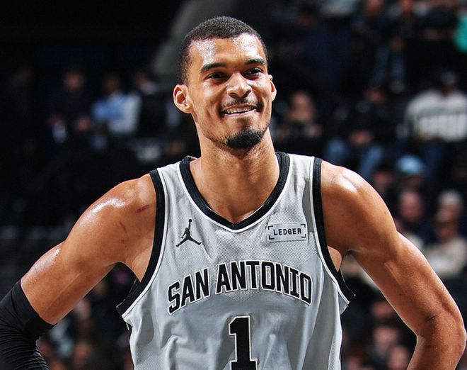 马刺大胜火箭文班亚马压制申京 马刺四连胜领跑