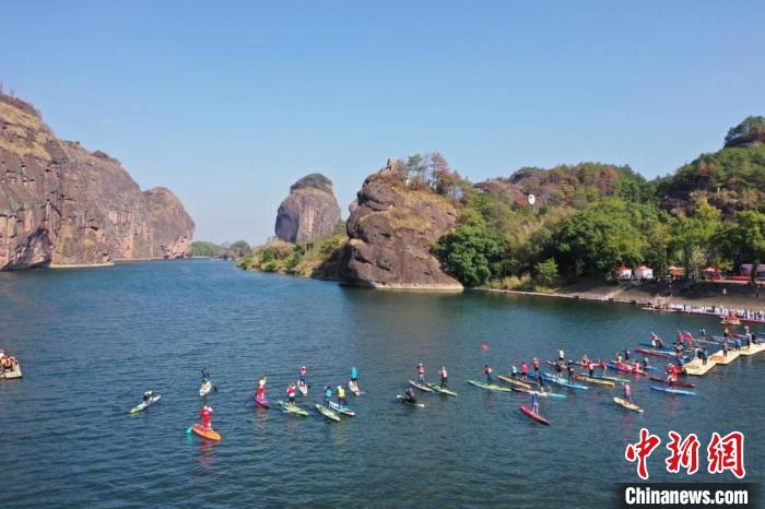 龙虎山景区迎来全国桨板精英邀请赛首站开赛，